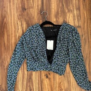 never worn floral Zara blouse. Has slightly puffed shoulders